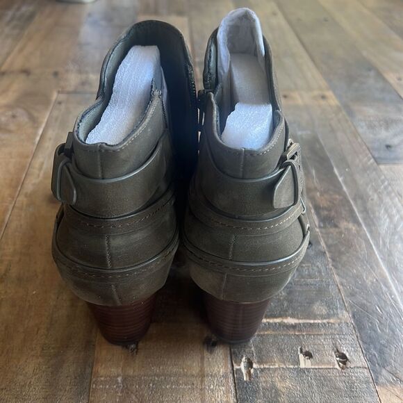 BareTraps
Womens Reid Ankle Round Toe Booties Green 9.5 Medium - Picture 2 of 6